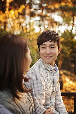 포토 JPG 주간 나무 식물 라이프스타일 부부 계절 여자 남자 모션 한국 사람 앉기 동양인 상반신 성인 야외 두명 옆모습 30대 마주보기 팔짱 산책 한국인 가을 수목원 경기도 부부라이프 파주 장년만 성인만 국내포토 자연요소 커플 아시아 뷰포인트 휴식 인종 생활 장년 파일형식