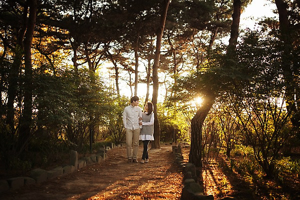 포토 JPG 주간 전신 나무 식물 라이프스타일 부부 계절 여자 남자 모션 한국 서기 사람 동양인 성인 야외 두명 앞모습 30대 햇빛 팔짱 산책 한국인 가을 수목원 경기도 부부라이프 파주 장년만 성인만 국내포토 자연요소 커플 아시아 뷰포인트 휴식 인종 생활 장년 태양 파일형식