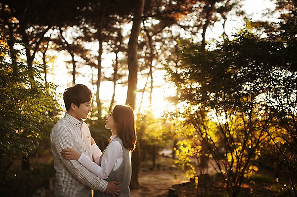 포토 JPG 주간 나무 식물 라이프스타일 부부 계절 여자 남자 모션 포옹 휴식 한국 서기 사람 동양인 상반신 성인 야외 두명 옆모습 30대 햇빛 마주보기 산책 한국인 가을 수목원 경기도 부부라이프 파주 장년만 성인만 국내포토 자연요소 커플 아시아 뷰포인트 컨셉 안기 인종 생활 장년 태양 파일형식