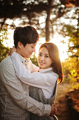 포토 JPG 주간 라이프스타일 부부 계절 여자 남자 모션 포옹 휴식 한국 서기 미소 사람 동양인 상반신 성인 야외 두명 옆모습 30대 햇빛 마주보기 산책 한국인 가을 수목원 경기도 부부라이프 파주 장년만 성인만 국내포토 자연요소 커플 아시아 뷰포인트 컨셉 안기 표정 인종 생활 장년 태양 파일형식