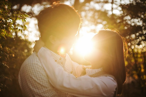 포토 JPG 주간 라이프스타일 부부 계절 여자 남자 모션 포옹 휴식 키스 한국 서기 사람 동양인 상반신 성인 야외 두명 옆모습 30대 햇빛 마주보기 산책 한국인 가을 수목원 경기도 부부라이프 파주 장년만 성인만 국내포토 자연요소 커플 아시아 뷰포인트 컨셉 안기 인종 생활 장년 태양 애정표현 파일형식