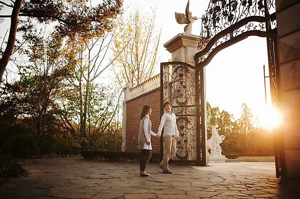 포토 JPG 주간 전신 라이프스타일 부부 계절 여자 남자 모션 한국 서기 사람 동양인 성인 야외 두명 옆모습 30대 햇빛 문 걷기 손잡기 한국인 가을 대문 수목원 경기도 부부라이프 파주 장년만 성인만 국내포토 자연요소 커플 아시아 뷰포인트 인종 생활 장년 태양 파일형식