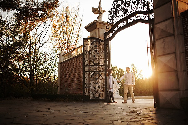 포토 JPG 주간 전신 라이프스타일 부부 계절 여자 남자 모션 한국 서기 사람 동양인 성인 야외 두명 옆모습 30대 햇빛 문 손잡기 한국인 가을 대문 수목원 경기도 부부라이프 파주 장년만 성인만 국내포토 자연요소 커플 아시아 뷰포인트 인종 생활 장년 태양 파일형식