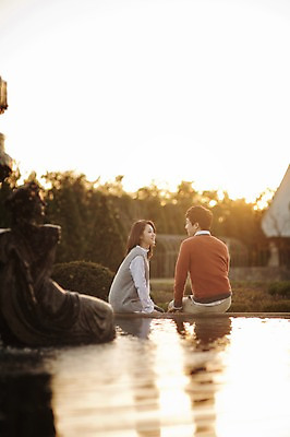 포토 JPG 주간 라이프스타일 부부 계절 여자 남자 모션 한국 사람 앉기 동양인 상반신 성인 야외 두명 뒷모습 30대 마주보기 노을 다정 산책 한국인 가을 분수대 수목원 경기도 부부라이프 파주 장년만 성인만 국내포토 자연요소 커플 아시아 뷰포인트 컨셉 휴식 인종 생활 장년 파일형식