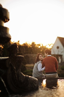 포토 JPG 주간 라이프스타일 부부 계절 여자 남자 모션 한국 미소 사람 앉기 동양인 상반신 성인 야외 두명 뒷모습 30대 팔짱 노을 다정 산책 한국인 가을 분수대 수목원 경기도 부부라이프 파주 장년만 성인만 국내포토 자연요소 커플 아시아 뷰포인트 컨셉 휴식 표정 인종 생활 장년 파일형식