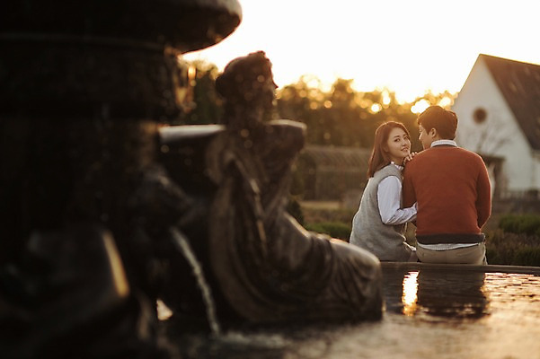 포토 JPG 주간 라이프스타일 부부 계절 여자 남자 모션 한국 미소 사람 앉기 동양인 상반신 성인 야외 두명 뒷모습 30대 팔짱 다정 산책 한국인 가을 분수대 수목원 경기도 부부라이프 파주 장년만 성인만 국내포토 자연요소 커플 아시아 뷰포인트 컨셉 휴식 표정 인종 생활 장년 파일형식