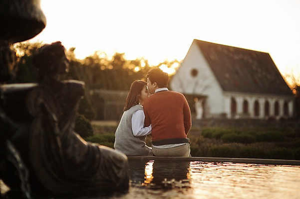 포토 JPG 주간 라이프스타일 부부 계절 여자 남자 모션 키스 한국 사람 앉기 동양인 상반신 성인 야외 두명 뒷모습 30대 팔짱 다정 산책 한국인 가을 분수대 수목원 경기도 부부라이프 파주 장년만 성인만 국내포토 자연요소 커플 아시아 뷰포인트 컨셉 휴식 인종 생활 장년 애정표현 파일형식