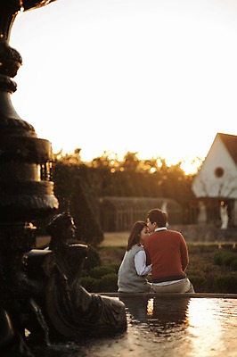 포토 JPG 주간 라이프스타일 부부 계절 여자 남자 모션 휴식 키스 한국 사람 앉기 동양인 상반신 성인 야외 두명 뒷모습 30대 팔짱 노을 한국인 가을 분수대 수목원 경기도 부부라이프 파주 장년만 성인만 국내포토 자연요소 커플 아시아 뷰포인트 컨셉 인종 생활 장년 애정표현 파일형식