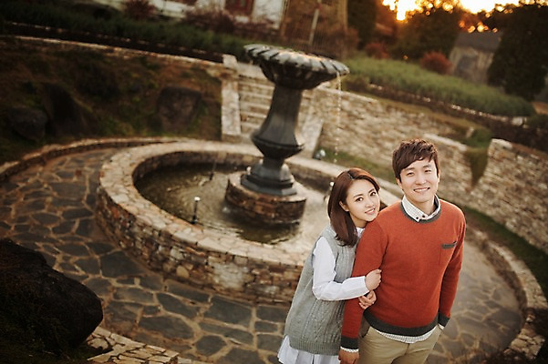 포토 JPG 주간 라이프스타일 부부 계절 여자 남자 모션 휴식 한국 서기 사람 동양인 상반신 성인 야외 두명 앞모습 30대 팔짱 한국인 가을 분수대 수목원 경기도 부부라이프 파주 장년만 성인만 국내포토 자연요소 커플 아시아 뷰포인트 컨셉 인종 생활 장년 파일형식