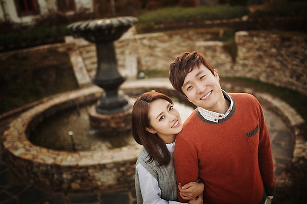 포토 JPG 주간 라이프스타일 부부 계절 여자 남자 모션 한국 서기 미소 사람 동양인 상반신 성인 야외 두명 앞모습 30대 팔짱 한국인 가을 분수대 수목원 경기도 부부라이프 파주 장년만 성인만 국내포토 자연요소 커플 아시아 뷰포인트 표정 인종 생활 장년 파일형식