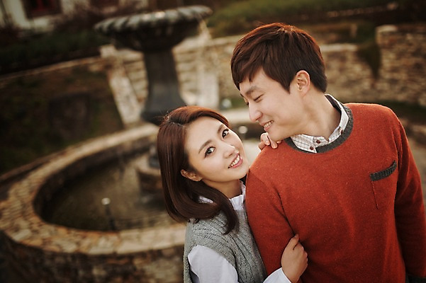 포토 JPG 주간 라이프스타일 부부 계절 여자 남자 모션 한국 서기 미소 사람 동양인 상반신 성인 야외 두명 앞모습 30대 팔짱 다정 한국인 가을 분수대 수목원 경기도 부부라이프 파주 장년만 성인만 국내포토 자연요소 커플 아시아 뷰포인트 컨셉 표정 인종 생활 장년 파일형식