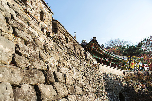 포토 JPG 주간 한국문화 건축물 계절 하늘 돌담 풍경 사람없음 야외 가을 남한산성 국내포토 자연요소 동양문화 건축 한국 담장 돌_바위 경기도 파일형식