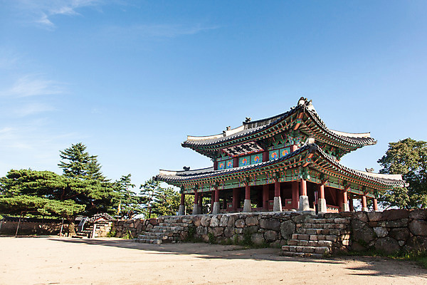포토 JPG 주간 나무 식물 한국문화 건축물 계절 하늘 풍경 사람없음 야외 여름 남한산성 수어장대 국내포토 자연요소 동양문화 건축 한국 궁전 문화재 경기도 파일형식