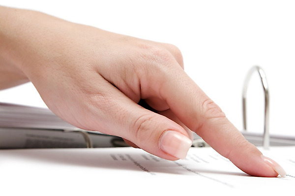 포토 JPG 해외이미지 손 여자 교육 종이 백그라운드 컨셉 비즈니스 텍스트 손가락 학교 설계 직장 관리 사람 사람없음 사무실 독서 쪽지 자료 장비 정보 흰색 가리킴 반지 업무 오픈 닫기 계획 계약 문서 파일 폴더 인덱스 보여주기 바인더 보관소 해외202004 해외포토 컬러 회사 장신구 모션 손짓 신체부위 사무용품 작업 저장 파일형식 이미지허브