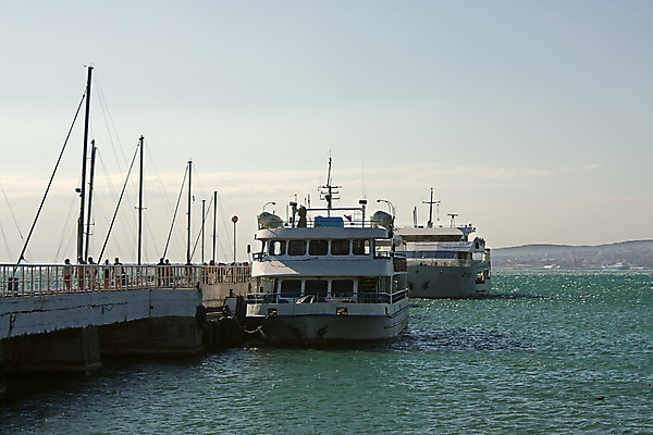 포토 JPG 해외이미지 여행 자연 하늘 산 풍경 사람없음 물 여름 보트 크루즈 그림 함선 러시아 승객 포트 해외202004 해외포토 자연요소 계절 유럽 배_교통 생태계 파일형식 이미지허브