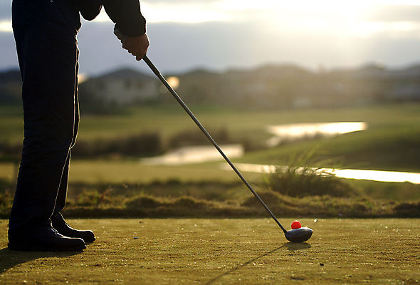 포토 JPG 해외이미지 남자 스포츠 신발 골프 공 발 아침 사람없음 햇빛 일출 일몰 클럽 해외202004 해외포토 주간 사람 신체부위 태양 구기 노을 파일형식 이미지허브
