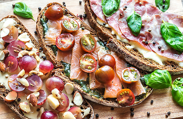 포토 JPG 해외이미지 음식 빵 바다 조각 백그라운드 다이어트 토마토 치즈 샌드위치 육류 3 어류 사람없음 목재 빨간색 초록색 컬러풀 어둠 이탈리아 견과류 시골 바 체리 그룹 애피타이저 정상 만취 민트 해산물 크림 토스트 토핑 연어 후추 모음 성분 바질 점심식사 브루스케타 송어 호밀 개암 해외202004 해외포토 나무 열매 유럽 컬러 채소 과일 식재료 재료 유제품 곡류 건강 식사 수중동물 허브 향신료 술취함 파일형식 이미지허브