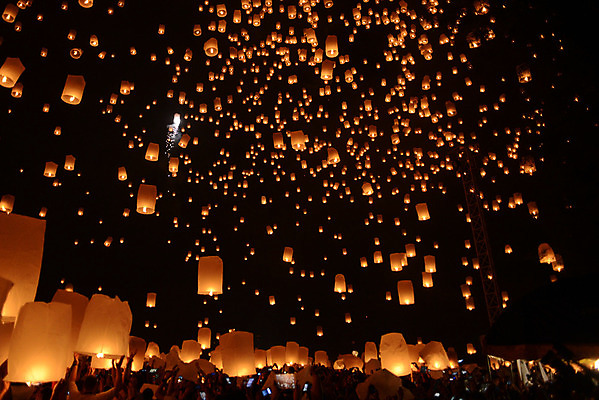 포토 JPG 해외이미지 전통 손 공원 행복 아시아 별 종교 종이 문화 여행 크리스마스 오렌지 가족 태국 하늘 불 사람 동양인 사람없음 야외 빛 파티 여행객 믿음 축제 희망 등불 램프 축하 행운 야간 심볼 사인 풍선 해외202004 해외포토 자연요소 공공시설 기념일 감정 나라 컨셉 과일 관계 조명 인종 이벤트 신체부위 파일형식 이미지허브