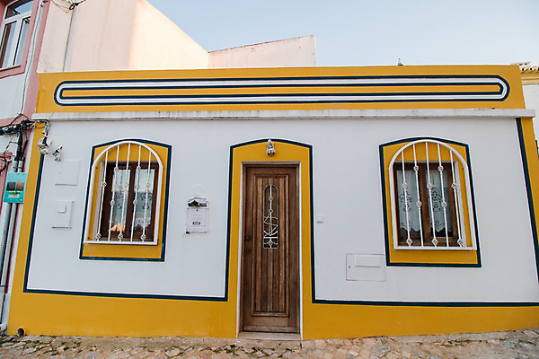 포토 JPG 해외이미지 전통 거리 주택 사람없음 야외 건물 노란색 마을 조약돌 도시 지중해 포르투갈 묘사 타운 해외202004 해외포토 건축물 유럽 바다 컬러 돌_바위 파일형식 이미지허브