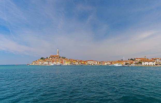 포토 JPG 해외이미지 유럽 바다 여행 건축양식 하늘 낚시 휴가 항해 풍경 사람없음 여름 파란색 도시풍경 교회 여행객 탑 항구 도시 만 보트 중세 역사 지중해 타운 크로아티아 구시가지 옛날 해외202004 해외포토 건축물 계절 건축 나라 컬러 배_교통 종교건축 교통시설 레저 사람 건물 파일형식 이미지허브