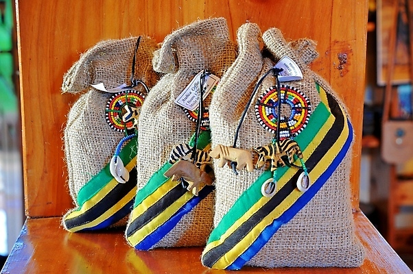 포토 JPG 해외이미지 접시 전통문화 조각 가방 목걸이 아프리카 창조 선물 미술 사람없음 판매 장비 도자기 시장 상품 작음 기념품 토기 남아프리카 분양 탄자니아 핸드메이드 해외202004 해외포토 전통 식기 잡화 나라 문화 장신구 부동산 문화예술 용기_그릇 크기 오브젝트 파일형식 이미지허브