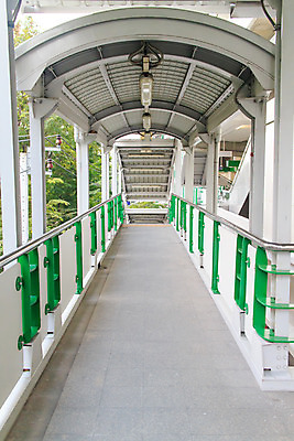 포토 JPG 해외이미지 학생 도로 거리 안전 사람없음 달리기 걷기 계단 가리킴 고가도로 고속도로 위험 오솔길 아래 오르기 통과 넘어짐 철책 혼자 해외202004 해외포토 길 컨셉 교통시설 모션 손짓 방향 위치 파일형식 이미지허브