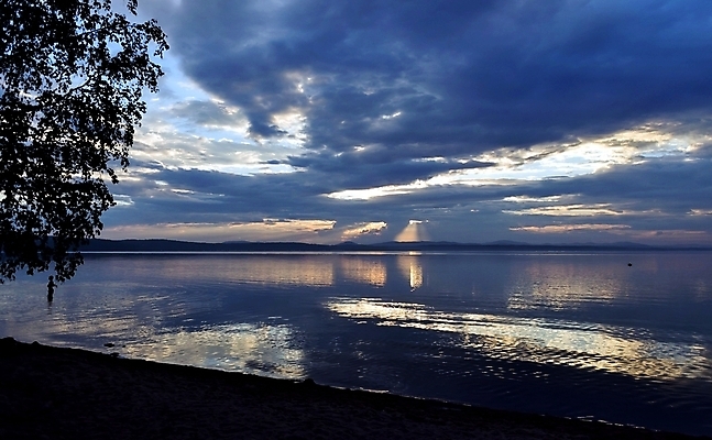 포토 JPG 해외이미지 구름 호수 모래 파도 자연 하늘 날씨 휴식 풍경 사람없음 야외 물 파란색 빛 햇빛 태양 검은색 회색 젖음 광선 흰색 분위기 위험 천국 흐림 내추럴 격파 수평선 해외202004 해외포토 자연요소 바다 컬러 컨셉 모션 생태계 파일형식 이미지허브