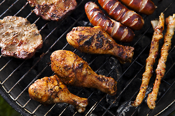 포토 JPG 해외이미지 주간 육류 요리 근접촬영 사람없음 야외 파티 정원 소시지 꼬치 연기 그릴 바비큐 굽기 닭다리 소시지구이 해외202004 해외포토 자연요소 음식 뷰포인트 식재료 주방용품 이벤트 가공식품 구이 파일형식 이미지허브