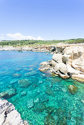 포토 JPG 해외이미지 응시 유럽 바다 여행 자연 표면 휴가 수영장 풍경 사람없음 물 여름 빛 햇빛 수영 이탈리아 절벽 하이킹 껍질 바위 만 동굴 암초 두더지 채석 터키석 해외202004 해외포토 자연요소 시선 계절 나라 레저 태양 돌_바위 수상스포츠 보석 생태계 파일형식 이미지허브