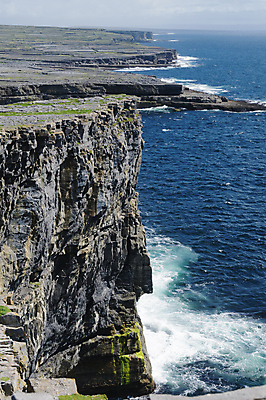 포토 JPG 해외이미지 유럽 바다 섬 자연 풍경 경사 사람없음 야외 초록색 물 파란색 바위 만 땅 아일랜드 대서양 내추럴 석회암 해외202004 해외포토 자연요소 나라 컬러 암석 돌_바위 생태계 파일형식 이미지허브