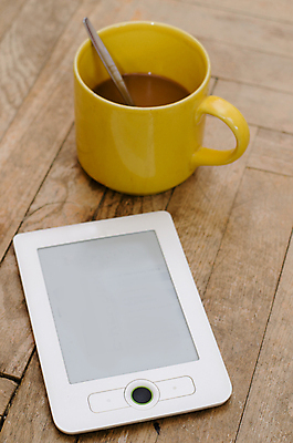 포토 JPG 해외이미지 커피 휴식 바닥 사람없음 책 컵 독서 노란색 전자책 전자 단절 해외202004 해외포토 식기 음료 컬러 컨셉 파일형식 이미지허브