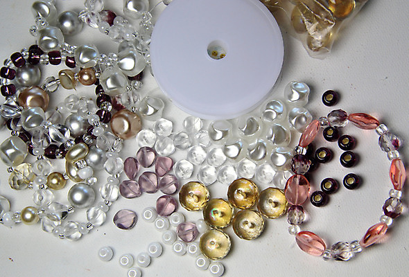 포토 JPG 해외이미지 디자인 여자 분홍색 조각 패턴 목걸이 장신구 팔찌 유리 취미 사람없음 장식 빛 장난감 유행 도구 업무 뜨개질 변화 실 혼합 바느질 크리스탈 보석 제비꽃 구슬 만족 광택 야광 항목 핸드메이드 스타일 해외202004 해외포토 꽃 감정 컬러 컨셉 무늬 재질 사람 작업 광석 파일형식 이미지허브