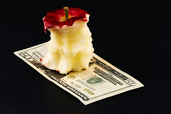 포토 JPG 해외이미지 돈 사람없음 금융 경제 힘 사과 하락 투자 가치 빈털터리 파산 빚 핵심 포트폴리오 해외202004 해외포토 컨셉 과일 비즈니스 재산 파일형식 이미지허브