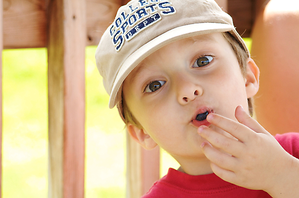 포토 JPG 해외이미지 라이프스타일 열매 행복 어린이 음식 과일 건강 한명 사람 소년 최고 맛 작음 먹기 블루베리 식용 캡모자 해외202004 해외포토 식물 모자_잡화 1 남자 감정 컨셉 모션 생활 크기 파일형식 이미지허브