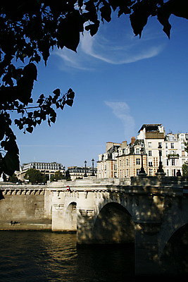 포토 JPG 해외이미지 공원 유럽 여행 하늘 휴가 사람없음 건물 강 탑 프랑스 가을 도시 개울 역사 심볼 방문 프랑스어 랜드마크 파리(프랑스) 해외202004 해외포토 문자 건축물 계절 공공시설 나라 파일형식 이미지허브