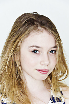 포토 JPG 해외이미지 백인 1 여학생 여자 유럽 얼굴 어린이 한명 10대 세로 초록색 금발 갈색 회색 흰색 10 9 매끈함 8 12 직진 해외202004 해외포토 서양인 학생 헤어스타일 나라 컬러 청소년 사람 신체부위 숫자 감각 파일형식 이미지허브