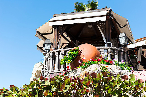 포토 JPG 해외이미지 식기 외관 유럽 커피 음식 여행 가구 의자 건축양식 유리 탁자 휴식 거리 서브 사람없음 야외 목재 초록색 식당 식사 저녁식사 카페 휴게실 클래식 우아함 휴양지 점심식사 옛날 해외202004 해외포토 나무 건축 나라 음료 컬러 생활용품 컨셉 재료 재질 상점 장소 파일형식 이미지허브