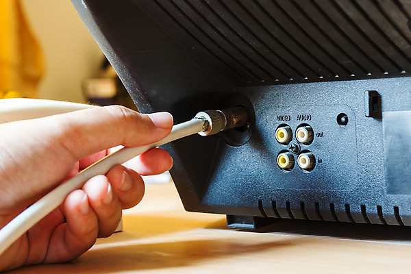 포토 JPG 해외이미지 손 포즈 통신 주택 사람없음 빨간색 노란색 디지털 텔레비전 소리 장비 흰색 플러그 코드 연결 오브젝트 라디오 신호 전자 오디오 철사 잭 동영상 해외202004 해외포토 컬러 건물 신체부위 전자제품 파일형식 이미지허브