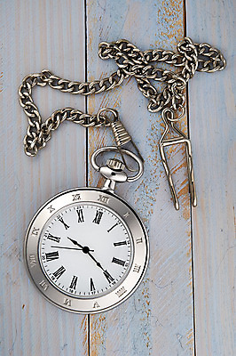 포토 JPG 해외이미지 시계 백그라운드 컨셉 탁자 표면 사람없음 목재 숫자 금속 침묵 수확 골동품 흰색 시간 클래식 은색 주머니 손목시계 오브젝트 질감 복고 다이얼 통과 구식 마감 분 옛날 초시계 카운트다운 해외202004 해외포토 나무 문자 컬러 가구 농업 재료 장신구 재질 소리 파일형식 이미지허브