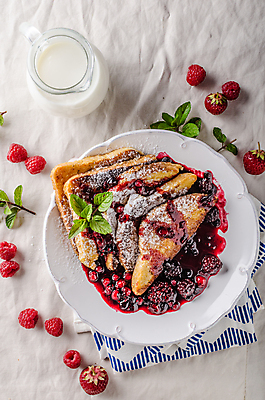 포토 JPG 해외이미지 접시 실내 사람없음 하이앵글 우유 식탁보 우유병 민트 흰배경 산딸기 과일잼 슈가파우더 해외202004 프렌치토스트 해외포토 식기 뷰포인트 백그라운드 과일 병_용기 유제품 내부 흰색 잼 허브 토스트 파일형식 이미지허브