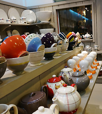 포토 JPG 해외이미지 디자인 문화 가정 미술 사람없음 장식 상점 페인트 조끼 도자기 시장 구매 냄비 상품 매각 핸드메이드 스타일 해외202004 해외포토 문화예술 쇼핑 외투 솥 파일형식 이미지허브