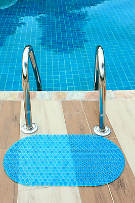 포토 JPG 해외이미지 라이프스타일 계절 물결 여행 사다리 자연 호텔 휴가 휴식 수영장 항해 사람없음 야외 물 파란색 빛 반사 계단 금속 수영 스파 침묵 목욕 연못 가장자리 고급 빌라 휴양지 광택 이국적 터키석 카피스페이스 해외202004 해외포토 자연요소 컬러 컨셉 배_교통 재질 숙소 주택 생활 소리 청결 공백 장소 도구 수상스포츠 둘레 보석 생태계 파일형식 이미지허브