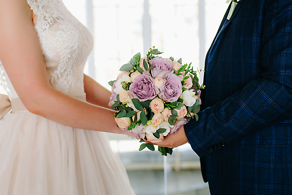 포토 JPG 해외이미지 커플 여자 남자 부케 결혼 실내 들기 상반신 성인 두명 옆모습 마주보기 신랑신부 성인만 해외202004 해외포토 신부_웨딩 뷰포인트 꽃다발 신랑 관계 모션 사람 이벤트 내부 파일형식 이미지허브