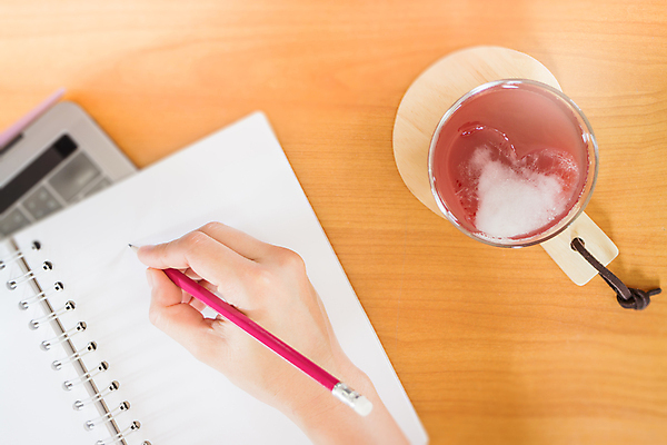 포토 JPG 해외이미지 라이프스타일 손 열매 음료 음식 과일 탁자 사람없음 목재 연필 얼음 주스 추위 하트 신선 업무 아침식사 상쾌 유기농 베리 전자상거래 프리랜서 카피스페이스 디톡스 해외202004 해외포토 자연요소 모양 나무 식물 직업 웰빙 감정 가구 재료 학용품 건강 생활 신체부위 필기구 식사 공백 작업 파일형식 이미지허브