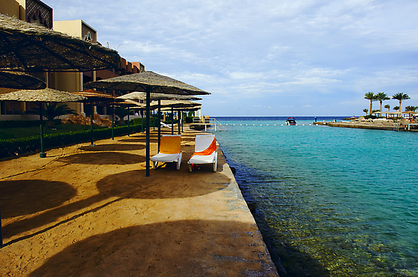 포토 JPG 해외이미지 바다 의자 하늘 호텔 휴가 이집트 사람없음 건물 물 휴양지 홍해 해외202004 해외포토 자연요소 건축물 가구 아프리카 숙소 장소 파일형식 이미지허브