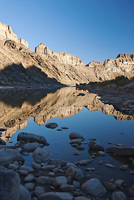 포토 JPG 해외이미지 겨울 하늘 산 사람없음 물 반사 계곡 침묵 거울 하이킹 조약돌 암초 나미비아 해외202004 해외포토 자연요소 계절 레저 소리 돌_바위 남아프리카 파일형식 이미지허브