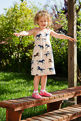 포토 JPG 해외이미지 백인 여자 딸 행복 길 어린이 가족 놀이 사랑 한명 잔디 야외 초록색 걷기 정원 맑음 산책 아기 작음 캘리포니아 마야 걸음마 해외202004 해외포토 서양인 식물 1 감정 컬러 관계 모션 날씨 휴식 사람 미국 크기 마야문명 파일형식 이미지허브