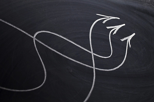 포토 JPG 해외이미지 길 컨셉 추상 화살 함께함 사람없음 검은색 칠판 흰색 스케치 분필 질감 그런지 해외202004 해외포토 컬러 무늬 미술 초크 파일형식 이미지허브