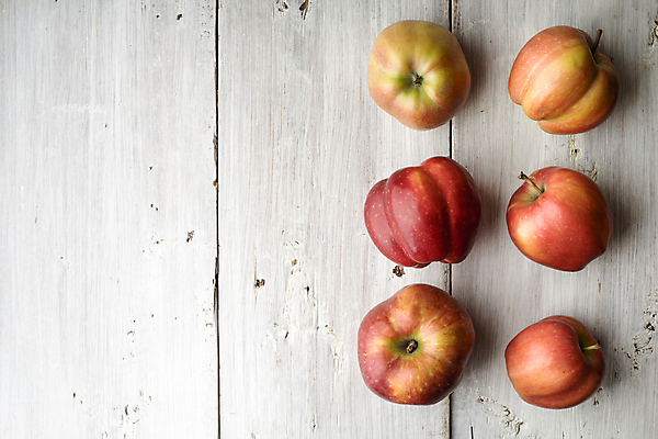 포토 JPG 해외이미지 선 음식 분홍색 백그라운드 과일 탁자 건강 사람없음 빨간색 초록색 여름 노란색 흰색 나뭇가지 최고 원형 사과 직사각형 구성 정물화 프로방스 해외202004 해외포토 도형 나무 계절 컬러 가구 그림 파일형식 이미지허브