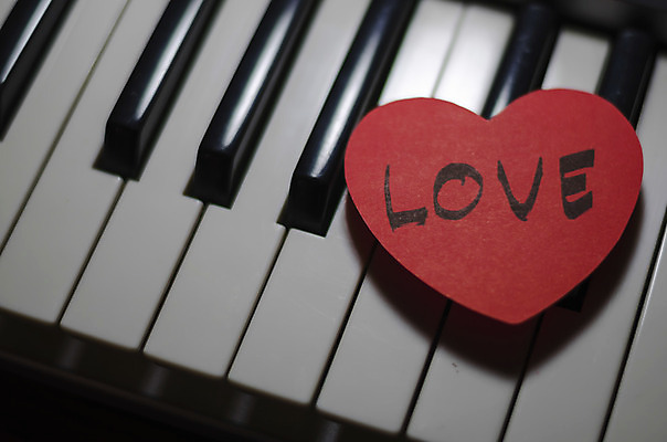 포토 JPG 해외이미지 음악 실내 사랑 사람없음 하트 피아노건반 피아노 포스트잇 피아니스트 해외202004 해외포토 모양 감정 문화예술 내부 연주자 메모지 건반 건반악기 파일형식 이미지허브